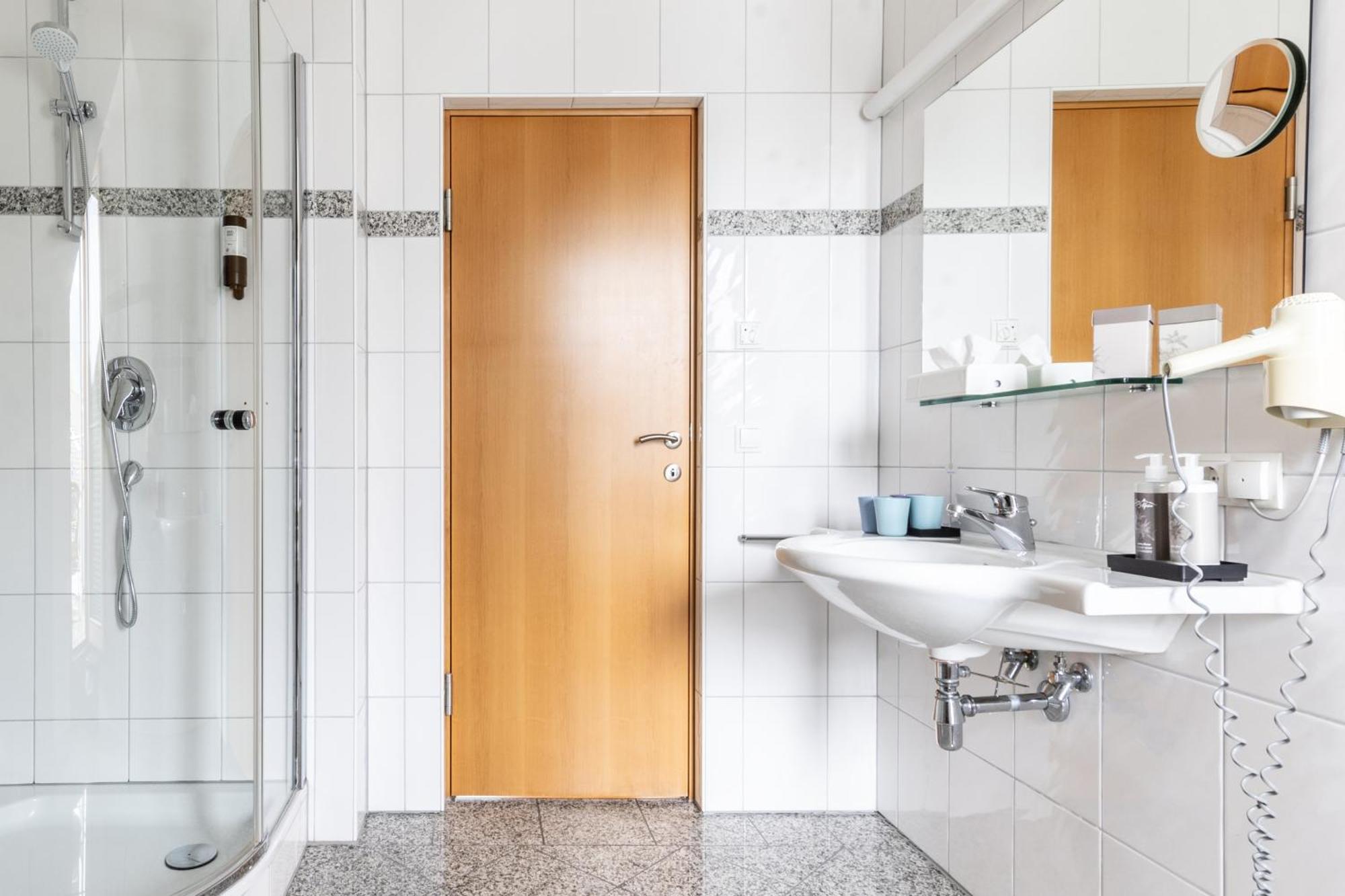Hotel Loewen Лингенау Экстерьер фото